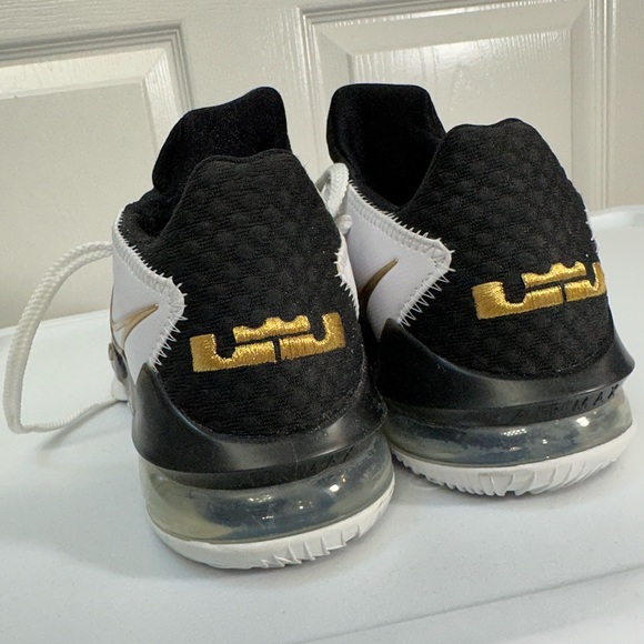 Nike LeBron size 9.5 almost brand new - Picture 3 of 6
